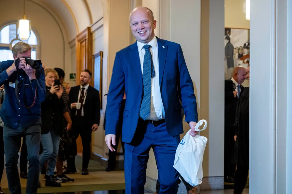 Finansminister Trygve Slagsvold Vedum på vei inn i stortingssalen med statsbudsjettet fredag. Inflasjonstallene for september styrker departementets optimistiske anslag om en konsumprisvekst på bare 3,8 prosent i 2024.