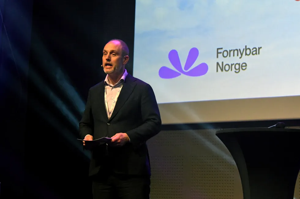 Ifølge viseadministrerende direktør Bård Standal i Fornybar Norge er ikke dagens enorme innsats for å bygge og utnytte nettet bedre, nok til å helelektrifisere samfunnet. Strømkundene tar utviklingen i egne hender og bygger kraftsystemet nedenfra. – Vi har snakket om dette i årevis. Nå skjer det, understreker Standal.