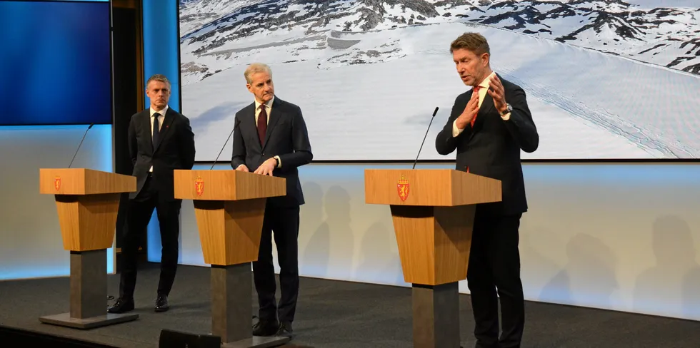 Tiltakene for bedre styring av forsyningssikkerheten ble presentert på en pressekonferanse 27. januar 2023 av vassdrags- og energidirektør Kjetil Lund, statsminsister Jonas Gahr Støre og olje- og energiminister Terje Aasland. Nå har kraftbransjen og andre kommentert på OEDs forslag til lovendringer.