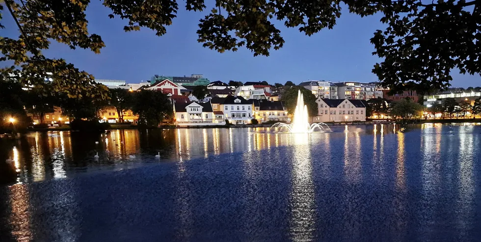 Strømkundene i Stavanger og resten av NO2 kan glede seg over et voldsomt prisfall mandag.