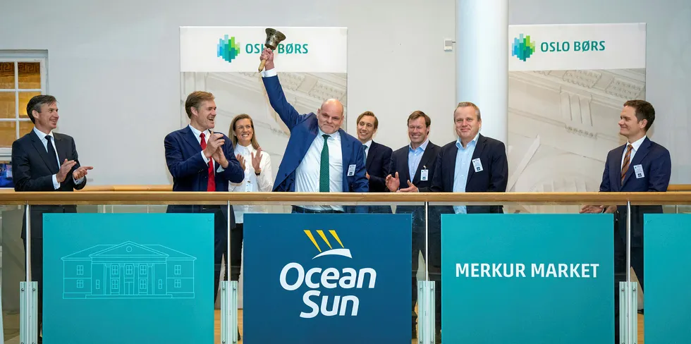 En fornøyd Børge Bjørneklett i Ocean Sun svingte med bjellen på Oslo Børs i morges. Selv om kursen falt første dag har han klokkertro på at selskapets teknologi vinner fram.