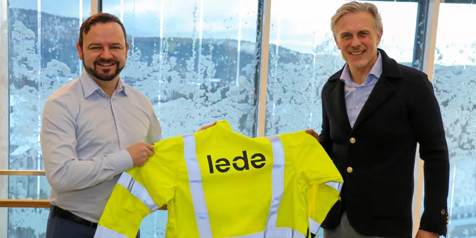 Administrerende direktør i Lede, Øivind Askvik (t.v.) frykter at 166 av hans ansatte kan bli tatt ut i streik fra søndag. Her sammen med konsernsjef Jens Bjørn Staff i Skagerak Energi.