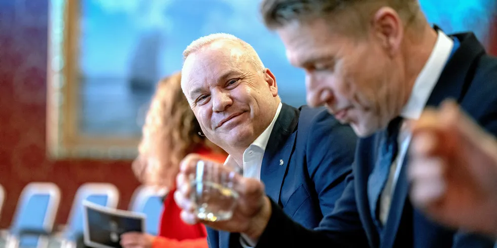 Equinor-sjef Anders Opedal satt ved siden av olje- og energiminister Terje Aasland under Oljekonferansen i Sandefjord i vinter. Equinor er 99,8 prosent fossilt, viser regnskapstallene.