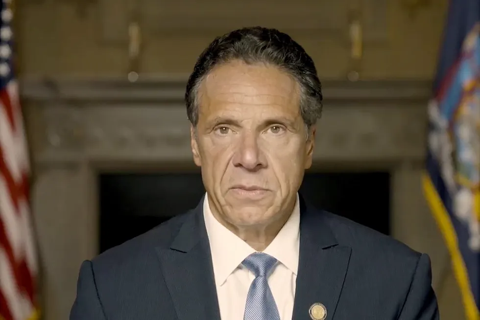 New Yorks guvernør, demokraten Andrew Cuomo, går av etter anklager om seksuell trakassering og upassende oppførsel. 64-åringen var under sterkt press fra flere i eget parti, blant dem president Joe Biden.