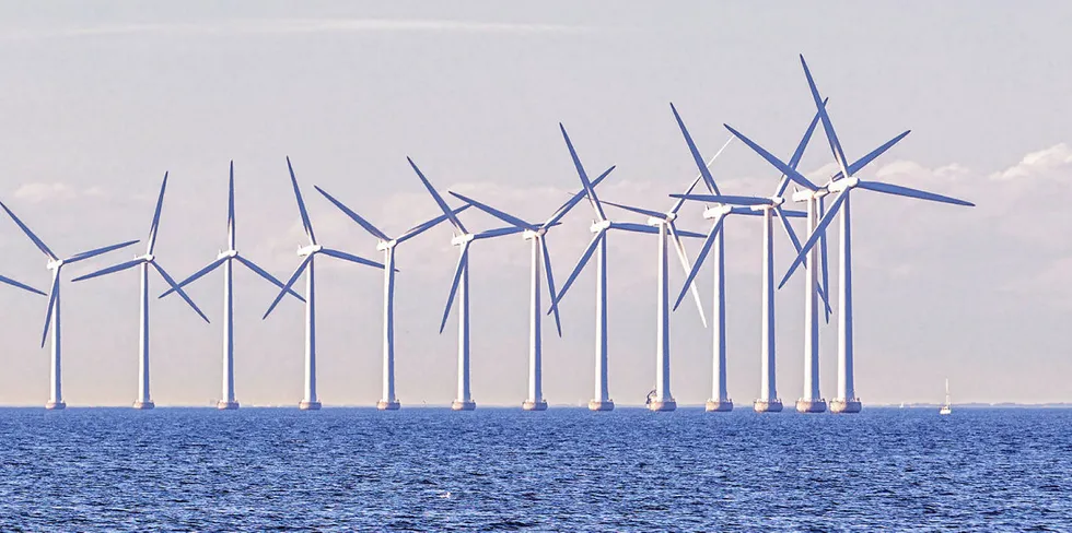 Det kreves 1000 turbiner på land eller 470 turbiner i havet for å elektrifisere transportsektoren bare med vindkraft. Men forutsetningene for regnestykket er så tullete at det ikke gir mening.