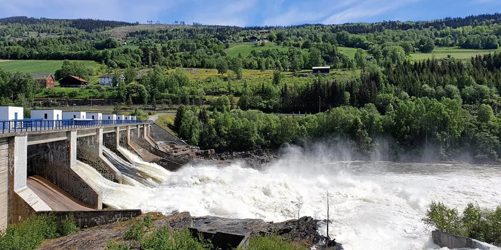 Høyt tilsig fra vassdragene rundt Mjøsa, har økt fyllingen av Norges største innsjø, til over normale nivåer for årstiden.