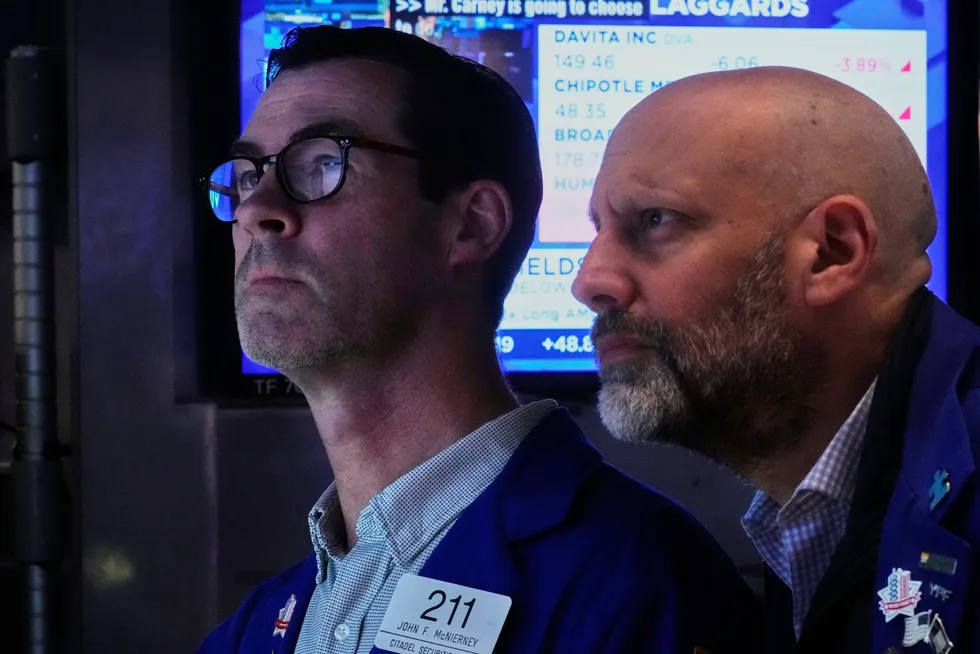 John McNierney (tv) og Meric Greenbaum på handelsgulvet på Wall Street mandag.