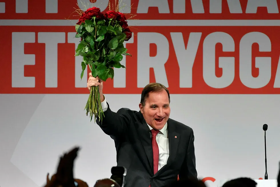Stefan Löfven takker valgarbeidere under Socialdemokraternas valgvake i Stockholm søndag kveld. Löfven nektet å gå av som statsminister etter et valg som ga de flere stemmer enn meningsmålingene hadde spådd.