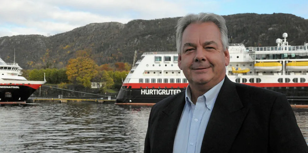 André Akse ved vågen i Bergen. Hurtigruten i opplag i bakgrunnen.