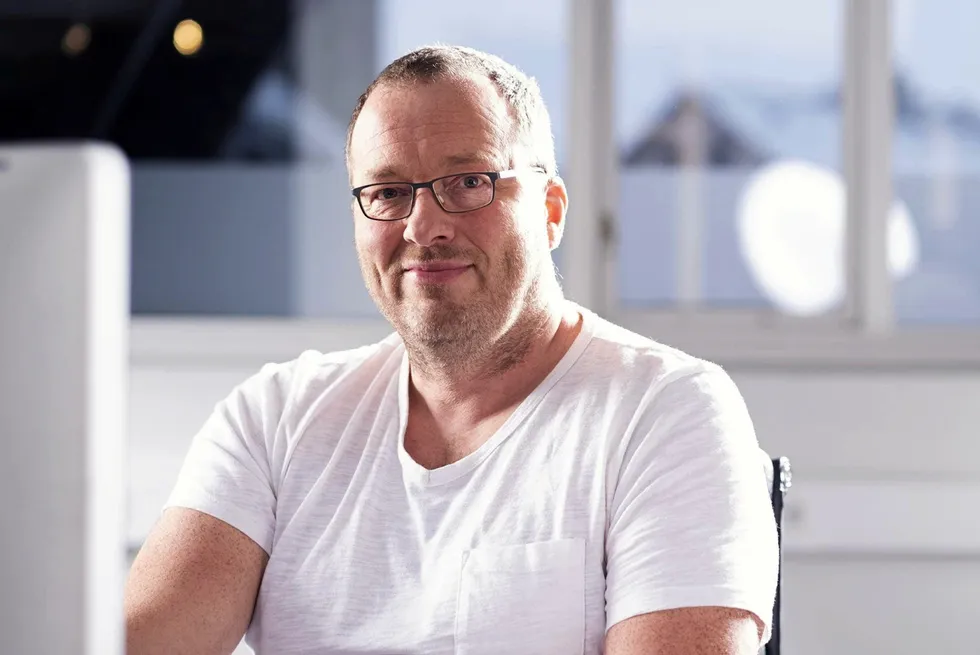 – Å jobbe med nettvirksomheten er en full blanding av sivilingeniørfaget, ingeniørfaget, økonomi og personal. Jeg går overordnet vakt, er med på vedlikehold og bygging av anlegg. Jeg får i det hele tatt brukt hele bredden av meg selv hver eneste dag, sier Lars Hofstad, daglig leder i Røros Everk Nett.