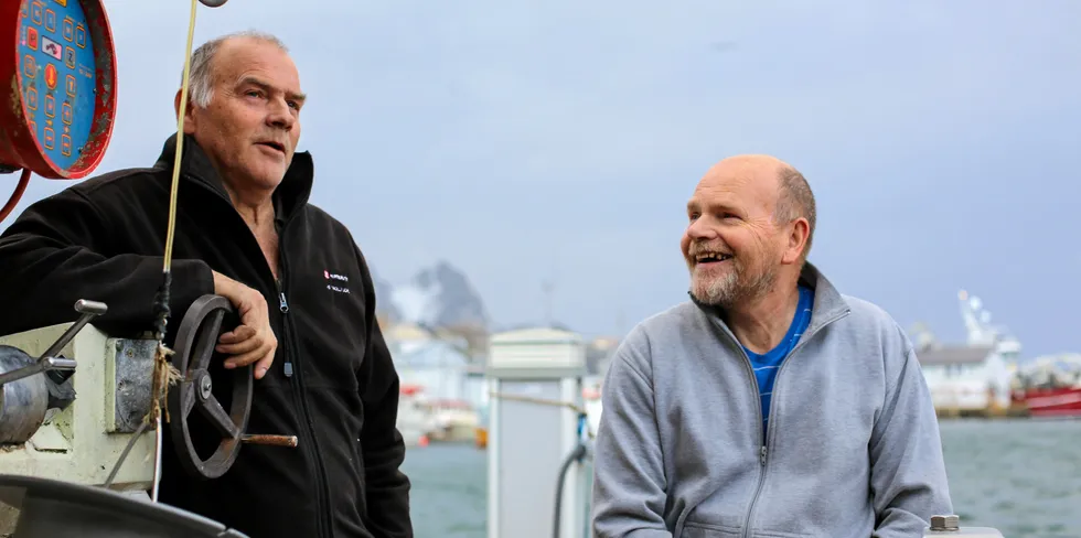 Brødrene Oddbjørn (til venstre) og Svenn Magnus Olsen fra Helligvær har vært yrkesfiskere hele livet. Nå trapper de ned med hver sin sjark, og juksafangster på opp mot tre tonn utenfor Myre. Når været tillater det.