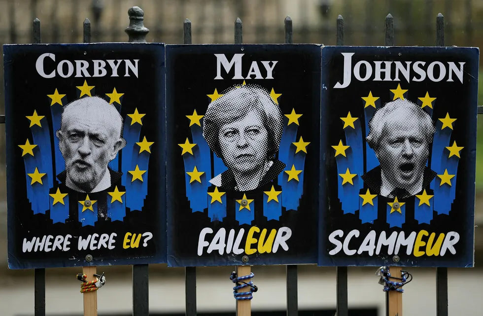 Tre av hovedpersonene i brexitdramaet som preger London, fra venstre Jeremy Corbyn, Theresa May og Boris Johnson. Her er det motstandere av brexit som sier sin mening utenfor parlamentet i London.