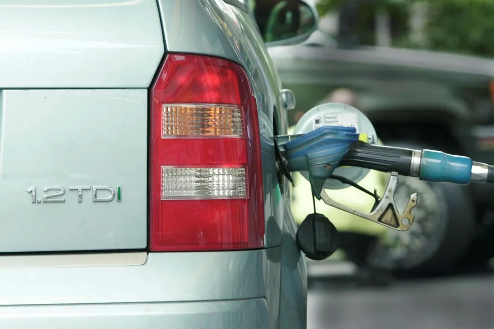 Det blir ikke slutt med bensin- og diesel-biler med det første, selv om Stortinget har vedtatt at alle biler som selges fra 2025 skal være null- eller lavutslippsbiler. Foto: Sverre Houmb