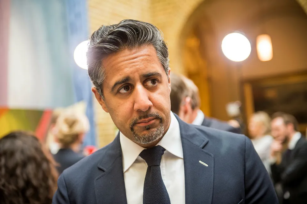 Abid Raja (V) er kritisk til at Finansdepartementet ikke ga Silver Pensjonsforsikring utsatt frist for å oppfylle kapitalkravet, og ber settestatsråd Sylvi Listhaug forklare hvilke konsekvenser en utsatt frist ville hatt for staten, selskapet og selskapets kunder. Foto: Fredrik Varfjell / NTB scanpix