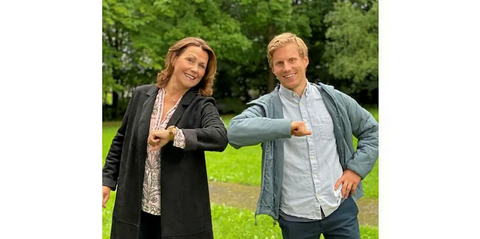 Administrerende direktør i Maik, Karin Breen, og leder for Talkmore sin strøm-satsing, Ådne Gabrielsen, har inngått en avtale som innebærer at MAIK skal levere systemer til sluttkundene.