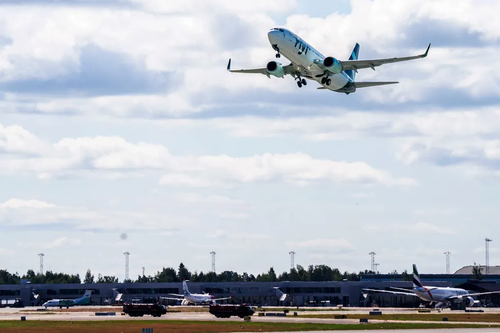 Flyr har hatt en krevende oppstart med deltaviruset og hard konkurranse med SAS og Norwegian. Billettprisene er lave og nå må Flyr ha påfyll av penger. Her fra Oslo lufthavn.