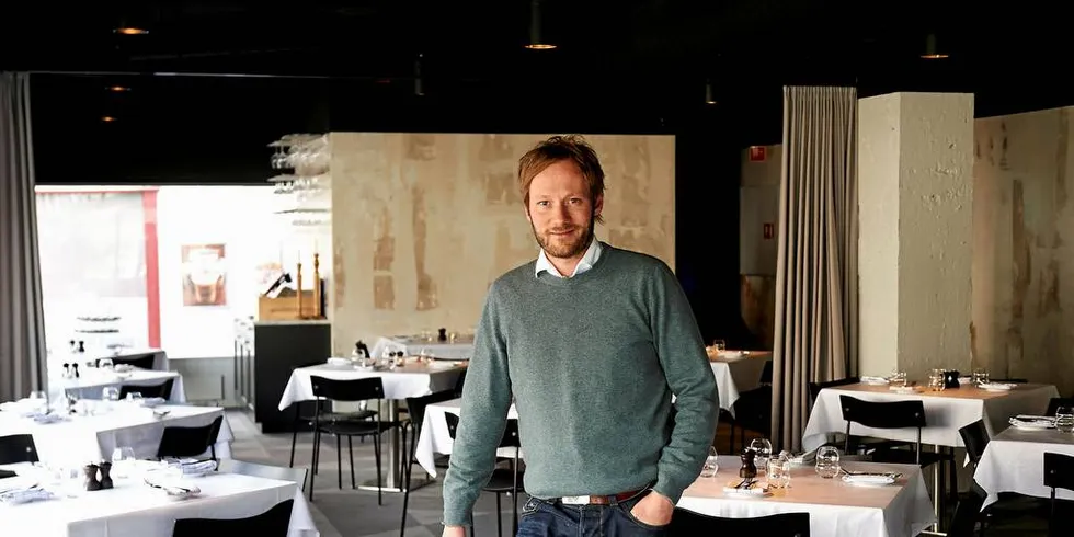 SKUMMEL FREMTID: Kokk Kjartan Skjelde driver blant annet Fish and Cow i Stavanger. Sjeldne frykter for mattryggheten til sjømat hvis plastforsøplingen av havet fortsetter.Foto: Kent Skibstad