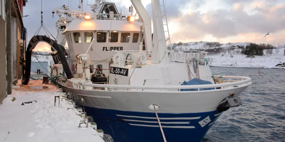 «Flipper» leverer nvg-sildefangst til Hopen Fisk vest for Svolvær torsdag formiddag.