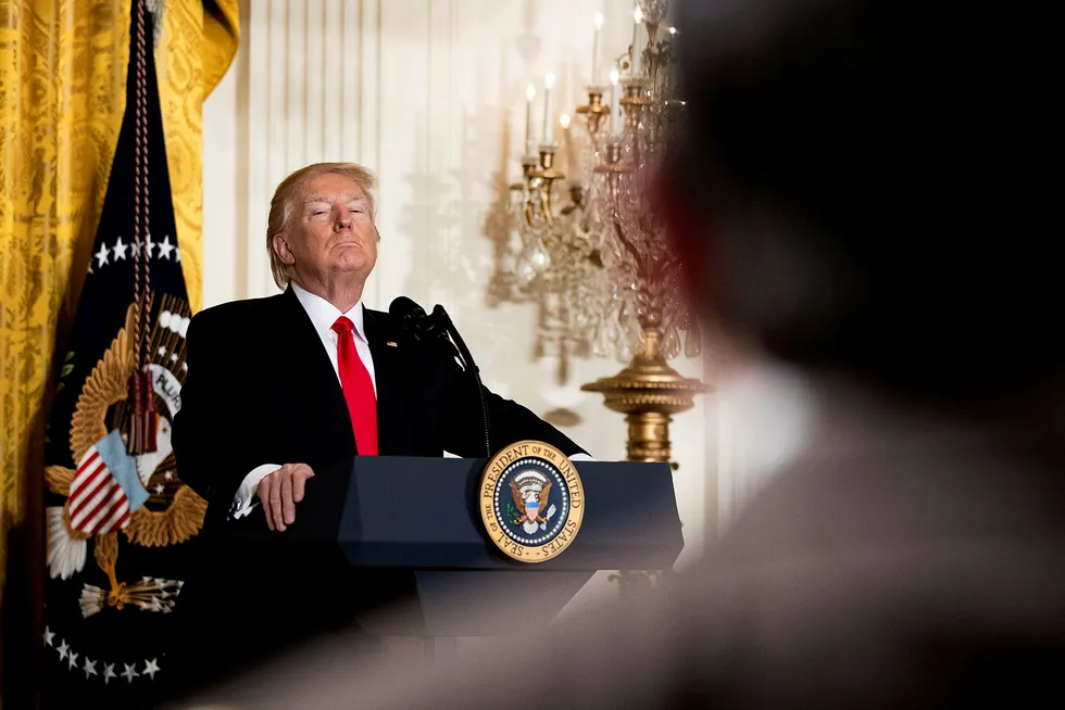 Når Trump-administrasjonen snakker om «fake news» og «alternative fakta», kjenner alle ekte Orwell-fans den svake svovelduften av nytale. Her er presidenten på talerstolen under en pressekonferanse torsdag. Foto: Andrew Harnik/AP/NTB Scanpix