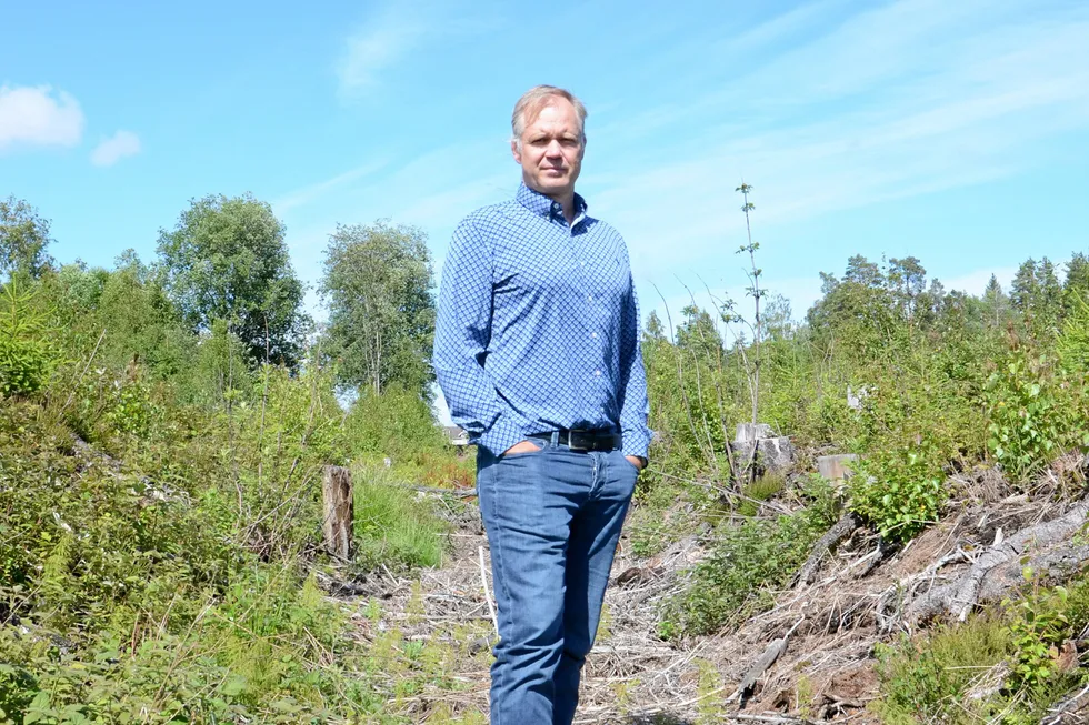 Gaute Tjensvoll fra Fred. Olsen Renewables trenger ikke bekymre seg for å våte sko selv om han står nede i en dreneringsgrøft.