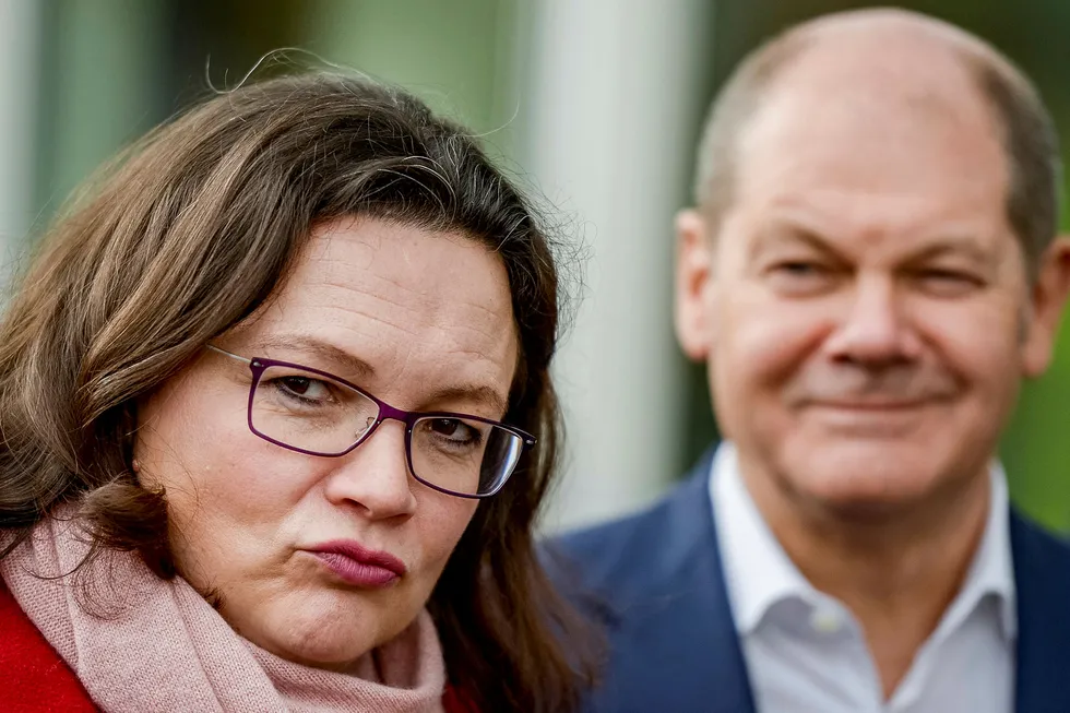 Andrea Nahles (til venstre) blir trolig ny leder i SPD, Det tyske sosialdemokratiske partiet. Olaf Scholz (til høyre) fungerer som leder i dag. Begge anbefaler medlemmene å stemme ja til regjeringssamarbeid. Foto: Axel Heimken/DPA via AP/NTB Scanpix