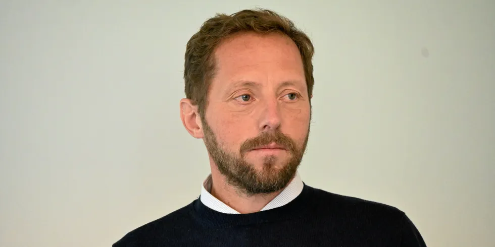 Hydro og sjefingeniør Christian Rosenkilde har måttet forsere satsingen på batterier. Her snakker han om dette på Energiforskningskonferansen.