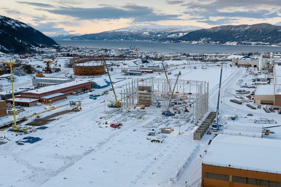 Freyr sine fem Giga Arctic-fabrikker i Mo i Rana krever mye infrastruktur, arbeidstakere og ikke minst strøm. Det siste har Statkraft lovet bedriften frem mot 2031.