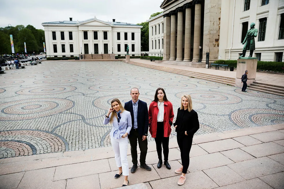 Jusstudentene Maria Fiorello Conradi (fra venstre), Lasse Hansen Jostad, Kari Kiperberg Werenskjold og Thea Rabe reagerer på ledelsens forslag til nye eksamensregler. Foto: Per Thrana