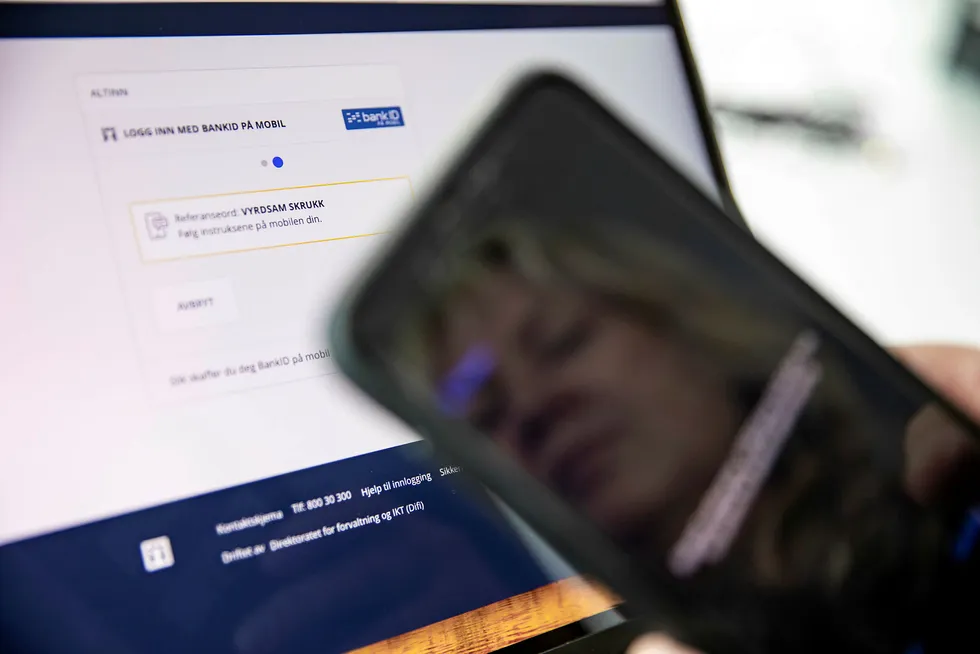 Uaktsomheten består i all hovedsak av å la en tredjepart få tilgang til passord, enten ved å ha det nedskrevet sammen med id-brikken, gi det til et svikaktig familiemedlem eller ved å la seg observere i bruk av id-brikke, skriver BI-professor Gisle James Natvik i innlegget.