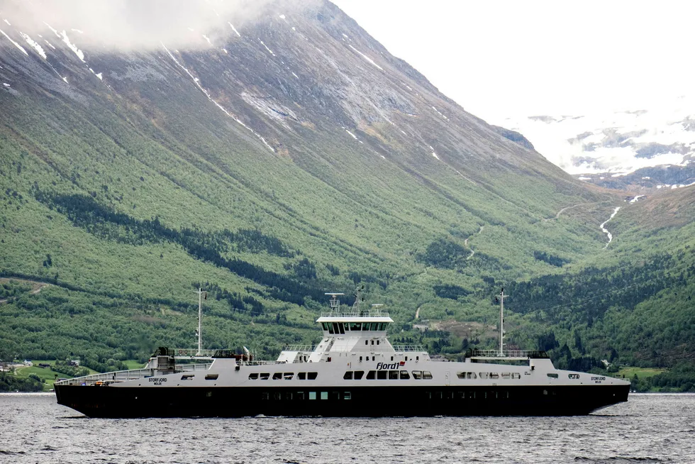 E39 går gjennom et område med 1,7 mill innbyggere og de fire fylkene med størst eksport. DNs fremstilling av Fergefri E39 er til forundring, sier forfatteren. Her fergen MF Storfjord på sambandet Festøya - Solavågen på E39 i Møre og Romsdal. Paul Kleiven/NTB scanpix