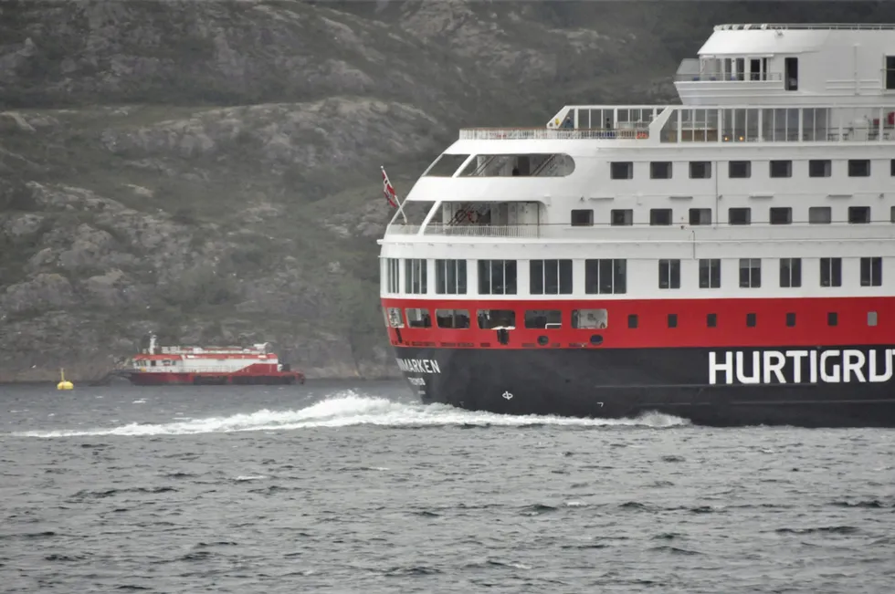 Hurtigruten passerer lakseanlegg i Gildeskål i Nordland.