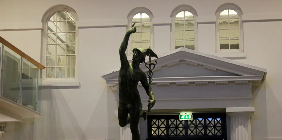 Denne statuen finnes i den gamle handels-hallen inne på Oslo Børs.