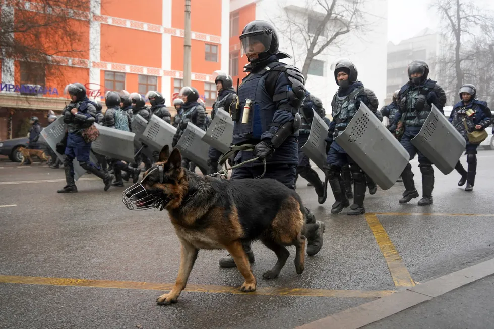 Opprørspolitiet i Almaty, Kasakhstan, har ikke klart å knuse protestene mot landets autoritære styre. Nå får de hjelp fra russiske fallskjermsoldater.