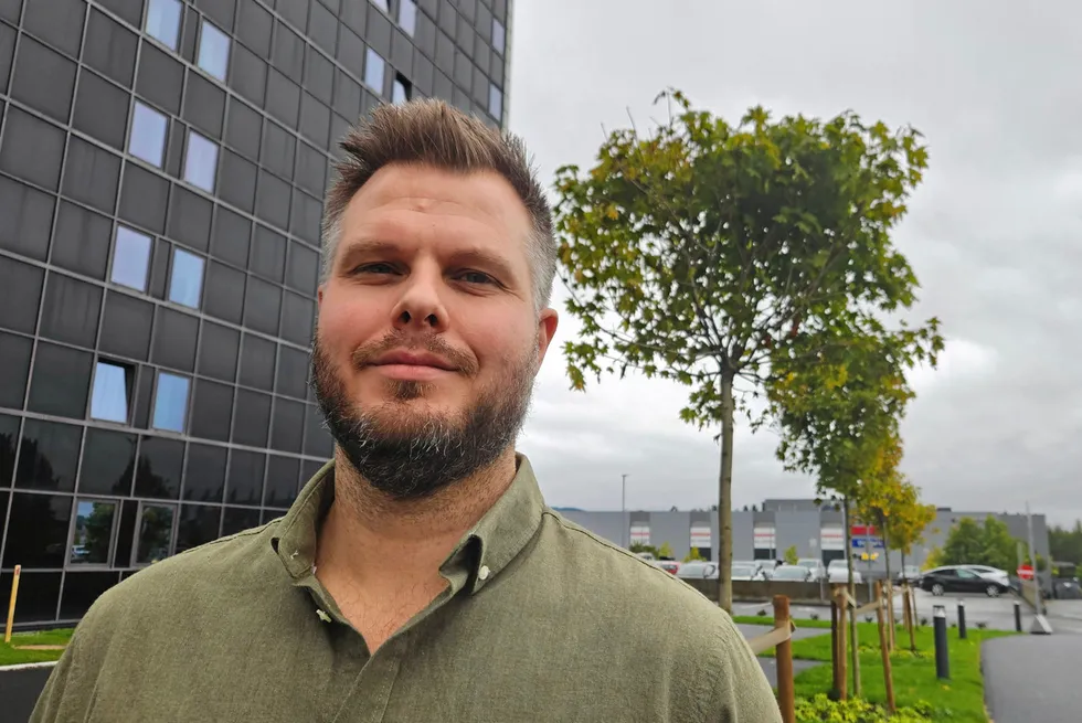 Adrian Larsen, gründer og daglig leder i Neowatt, vil at det skal være lav terskel for å bidra med fleksibilitet. – Hvis Ola og Kari har en digital panelovn, for eksempel fra Mill eller Adax, kan de melde den inn hos oss, sier han.