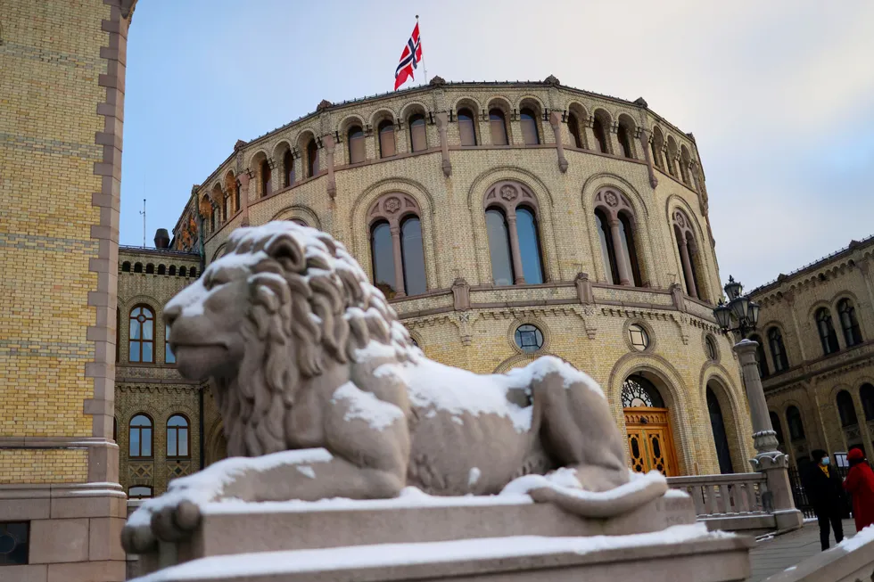 Ikke bare kan Norges Bank ta det mer med ro, skal vi tro økonomiprofessor Marcus Hagedorn, også regjeringen bør snu, skriver artikkelforfatteren.