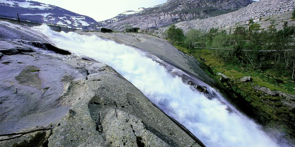 Lav kraftpris nær halverte driftsresultatet til Hydro Energi til tross for at produksjonsvolumet økte.