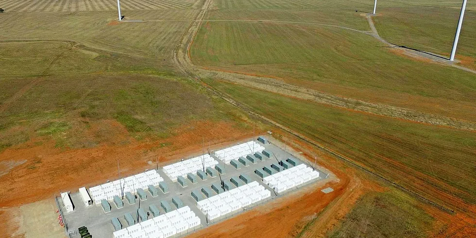 Verdens største: Hornsdale Power Reserva med en effekt på 100 MW og lagringskapasitet på 129 MWh, er verdens største batteri i drift og ligger ved Hornsdale vindpark i Jamestown, South Australia.