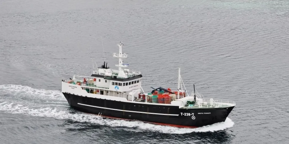 En 24-årige fisker falt over bord «Arctic Pioneer» da de drev snøkrabbefisket i Barentshavet i november 2015. Han ble fort berget opp av havet, men livet til den unge mannen stod dessverre ikke til å redde. Statens havarikommisjon har nå gransket ulykken. Foto: Arctic Pioneer
