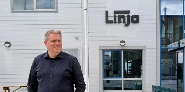 Atle Isaksen er ansatt som ny nettsjef i Linja. Her er han avbildet ved hovedkontoret på Trolleskjæret, Florø