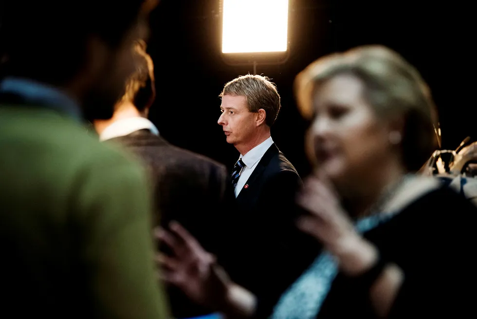 Nyutnevnt olje- og energiminister Terje Søviknes deltok mandag under Sola-møtet i regi av Rogaland NHO sammen med statsminister Erna Solberg (i forgrunnen) . Foto: Tommy Ellingsen