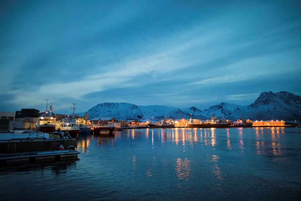 «Myre er et moderne industrielt fiskevær, smidd i etterkrigstidens planøkonomiske paradigme, akkompagnert av disse tiårenes arkitektur, forandret og effektivisert under de nyliberale vinder som har hjemsøkt vår kyst», skriver kronikkforfatteren. Foto: Marius Fiskum