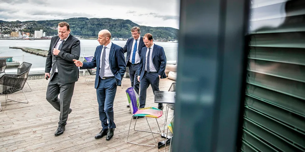 MENN I FARTA: Adm.dir. Charles Høstlund (midten), Finansdirektør Klaus Hatlebrekke (t.v.), i Norway Royal Salmon og Anders Straumsheim i Fosen Yard, på Clarion Collection hotell i Trondheim. Knapt en kvinne er i ledende posisjoner i næringen. En av verstingene er oppdretterne i Norway Royal Salmon.