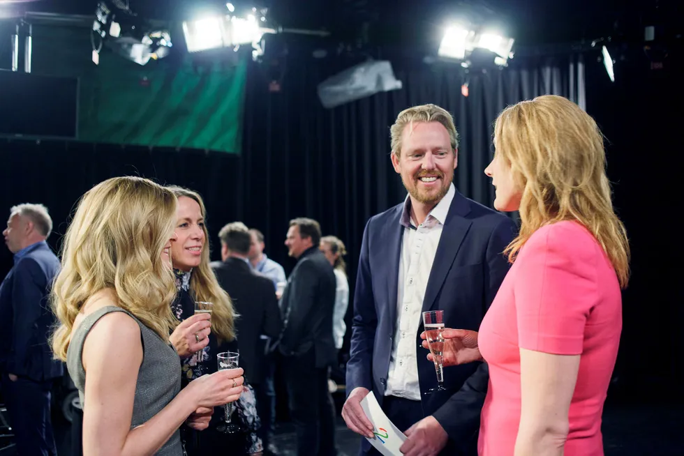 Nyhets- og sportsredaktør Jan Ove Årsæther feiret torsdag ti år med seersuksessen Nyhetskanalen på Sentralen i Oslo. Fra venstre: Trude Snorrason, Marianne Virik og Aslaug C. Henriksen. Foto: Javad Parsa