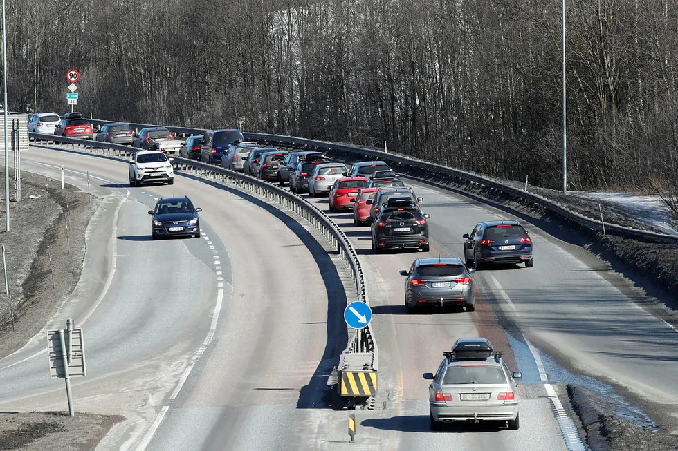 Bilkø mellom Hokksund og Vestfossen på E 134 i retning Drammen og Oslo tidlig på ettermiddagen første påskedag. Foto: Terje Bendiksby, NTB Scanpix