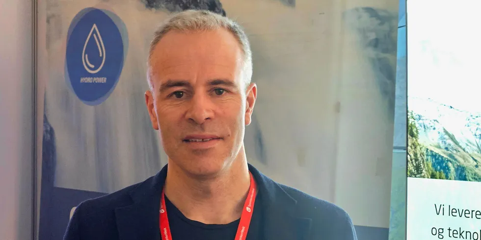 Stig Østerbrøt i Captiva ser at småkraftprodusentenes oppnådde strømpris er langt lavere enn gjennomsnittlig spotpris, og at utviklingen går i feil retning.