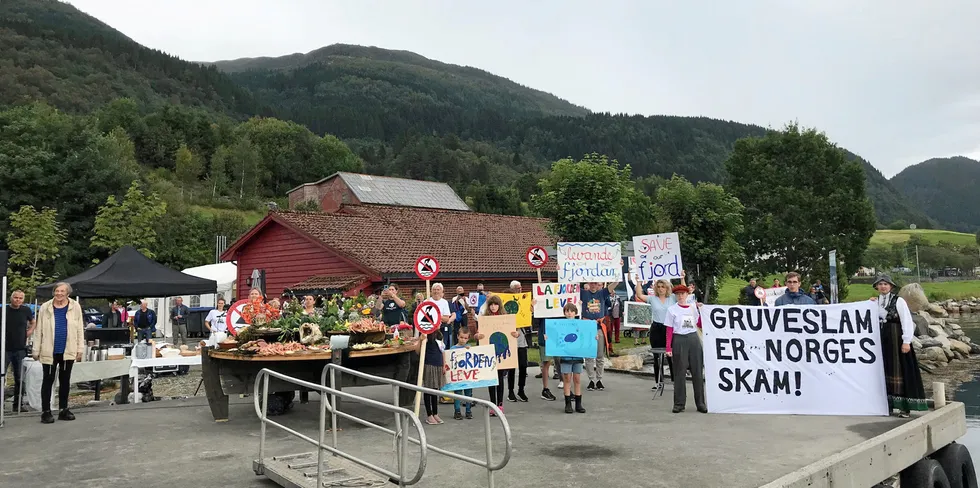 Fra Natur og Ungdoms arrangement mot sjødeponi i Førdefjorden august 2021.