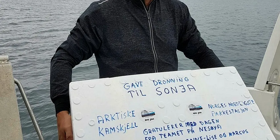 FERSKE SKJELL: Jim Lorentsen og teamet møtte Kongeskipet Norge ved Rangsundøya. Her fikk de levert en eske med et førtitalls arktiske kamskjell til mannskapet.