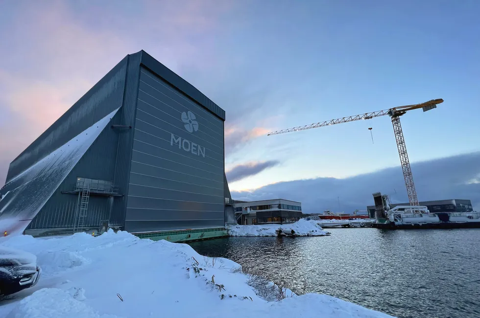 Moen verft sin vinterisolerte dokk på Ottersøy.