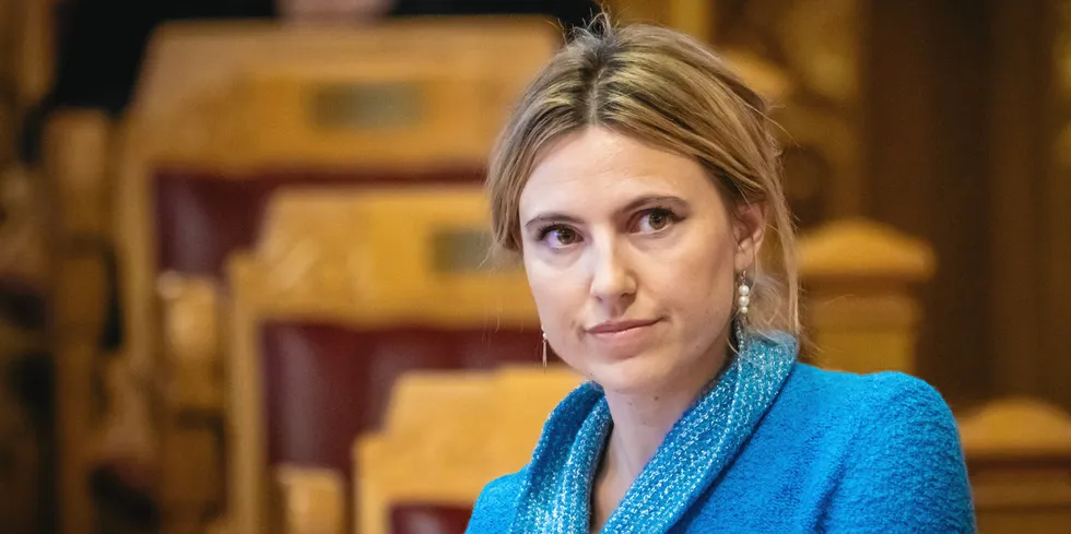 Oslo 20231025. Sofie Marhaug (Rødt) under den muntlige spørretimen i Stortinget onsdag. Foto: Ole Berg-Rusten / NTB . Sofie Marhaug (Rødt) mener det er bra at Støre ikke vil la seg presse av EU-kommisjonens tidspress.