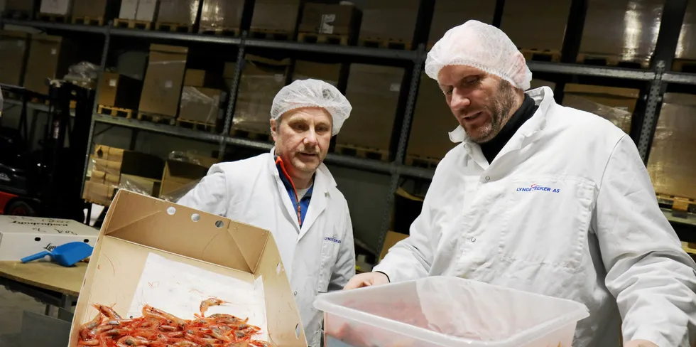 Daglig leder Jack-Robert Møller (t.h.) ved Lyngen Reker har mange logistikkutfordringer i hverdagen. Med de høye drivstoffprisene har han fått enda mer å tenke på. Her sammen med Håkon Are Krag.